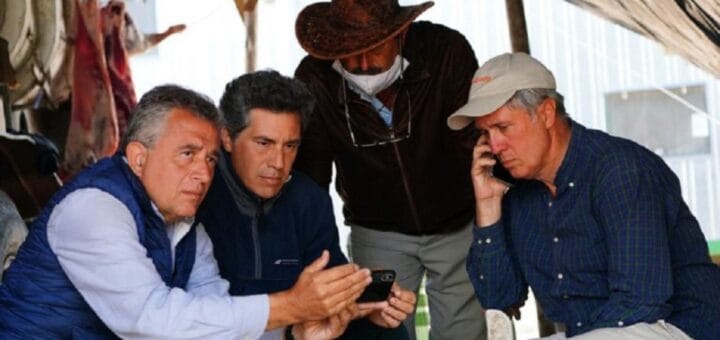 alt="sentados, los tres hermanos etchevehere"