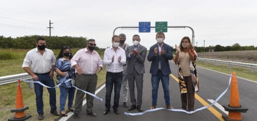 alt="corte de cintas en la inauguración de la repavimentación de 140 kilómetrosla ruta 127"