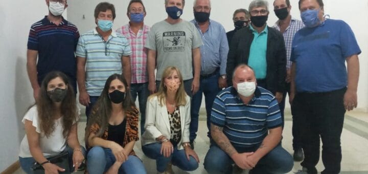 alt="catorce personas reunidas en foto grupal"