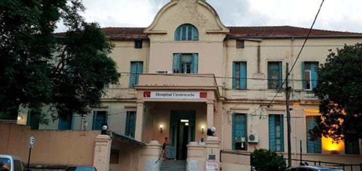 alt="frente del hospital centenario en Gualeguaychú"