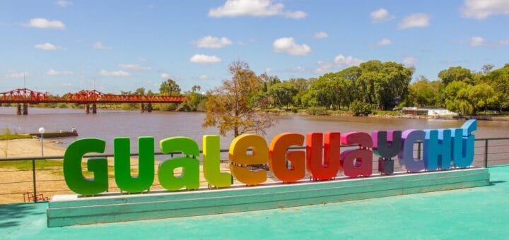 alt="letrero de Guleguaychú frente al río"