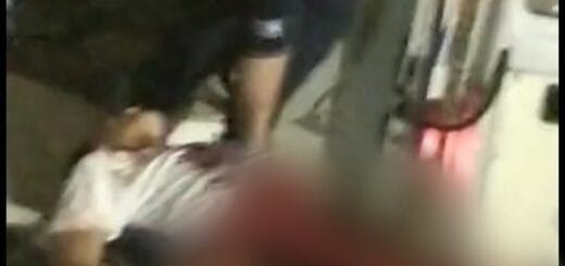 alt="ingresan a una ambulancia a hombre baleado"