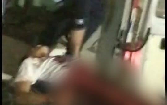 alt="ingresan a una ambulancia a hombre baleado"