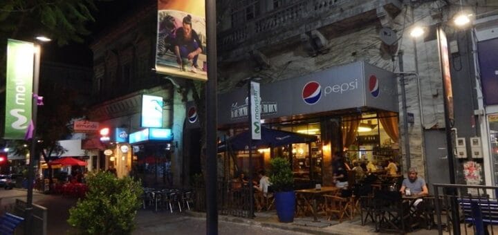 alt="comercios gastronómicos en calle uruguay en la ciudad de salto"