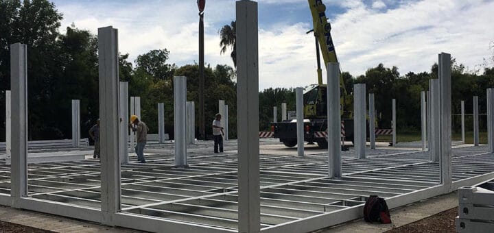 alt="construcción del hospital modular en Colón"