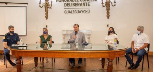 alt="El intendente Piaggio había solicitado reducir a diez el número de personas que participen en reuniones sociales o familiares"