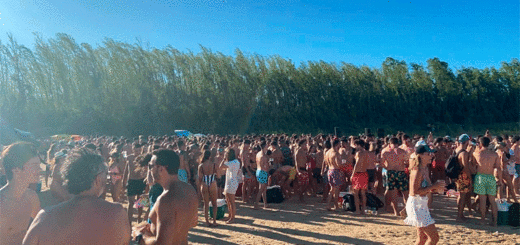 alt="cientos de personas en fiesta clandestina"