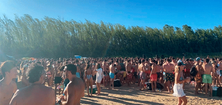 alt="cientos de personas en fiesta clandestina"