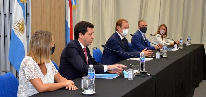 alt="la vicegobernadora Laura Stratta; el ministro del Interior, Wado De Pedro; el gobernador Gustavo Bordet; el ministro de Economía, Martín Guzmán; y una mujer; sentados en una mesa"