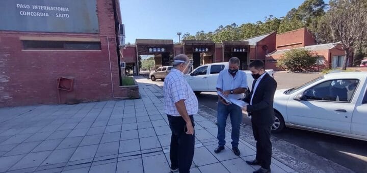 alt="funcionarios examinan en un mapa la ubicación del hospital modular"