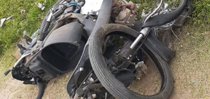 alt="moto destrozada tras accidente de tránsito"