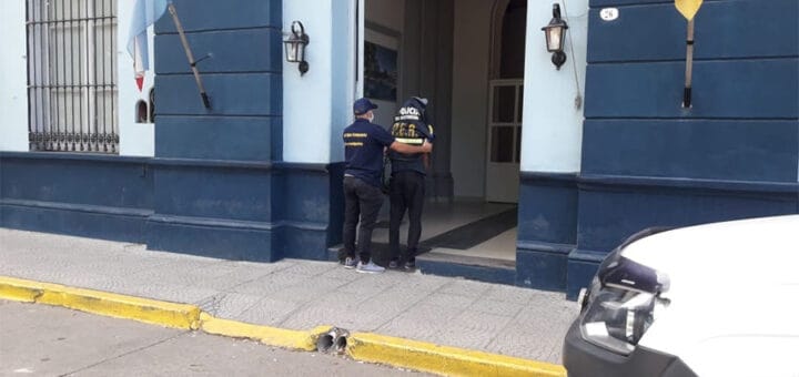 alt="ingresa detenido a la jefatura de policía"
