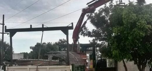 alt="camión con grúa para descargar materiales"