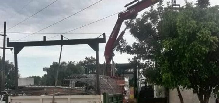 alt="camión con grúa para descargar materiales"