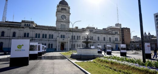 alt="plaza y casa de gobierno de entre rios en paraná"