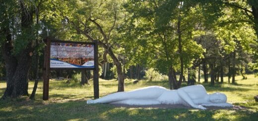 alt="escultura de mujer acostada vista de frente"