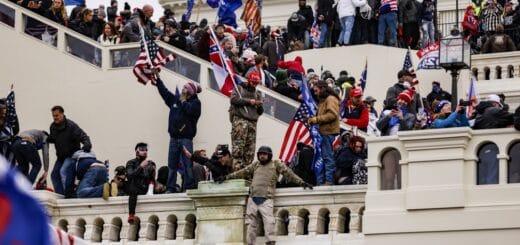 alt="simpatizantes del presidente Trump invaden el Congreso"