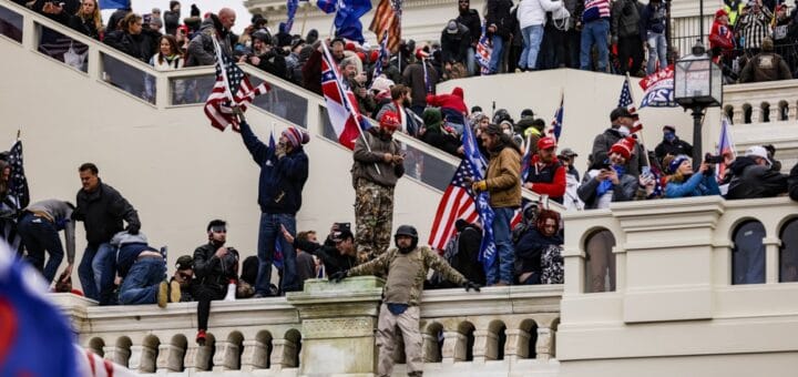 alt="simpatizantes del presidente Trump invaden el Congreso"