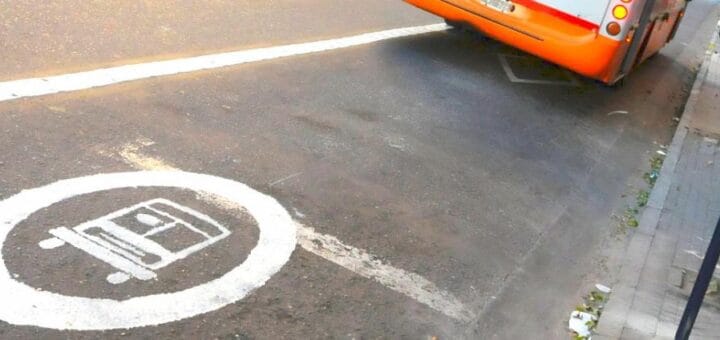 alt="marca en el pavimento señalando el carril exclusivo para el transporte urbano de pasajeros"