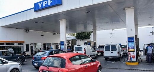 alt="estación de servicios de la petrolera YPF"