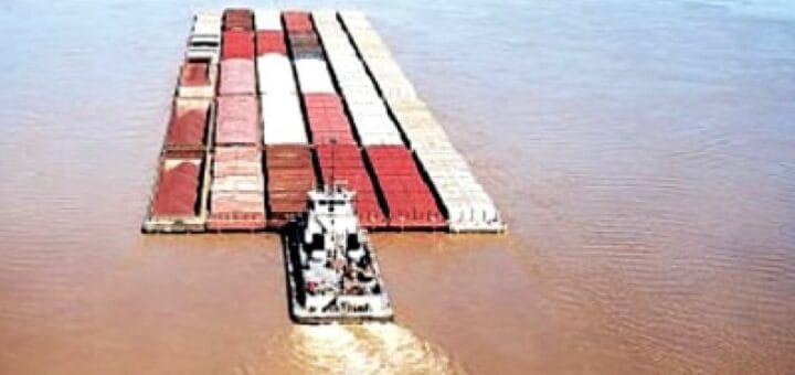alt="remolcador empujando barcazas por el río Paraná"