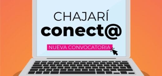 alt="figura de computadora con las palabras Chajarí Conect@e en la pantalla"
