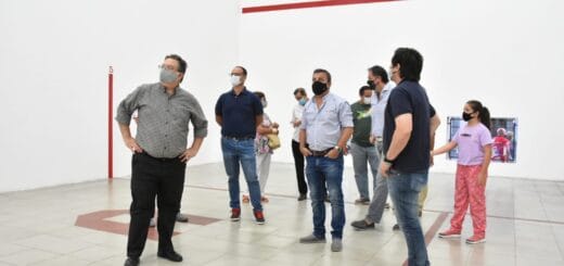 alt="dirigentes del club, el intendente Francolini y funcionarios municipales en la cancha de pelota paleta"