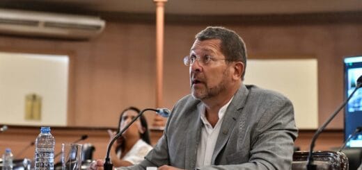 alt="senador armando gay sentado en el recinto del senado entrerriano"