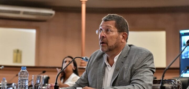 alt="senador armando gay sentado en el recinto del senado entrerriano"