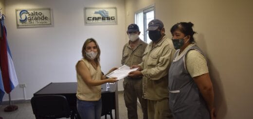 alt="emprendedor de Chajarí recibe un microcrédito de CAFESG"