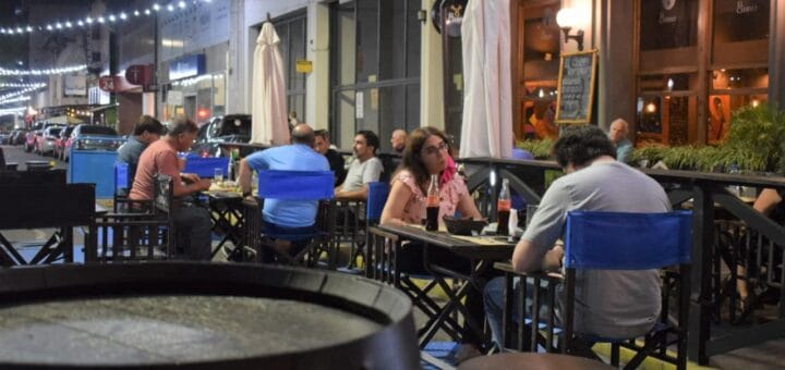 alt="parejas sentadas en el corredor gastronómico"