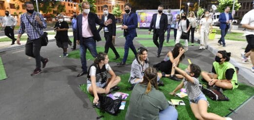 alt="el gobernador bordet y el ministro trotta caminan por plaza mansilla en Paraná"