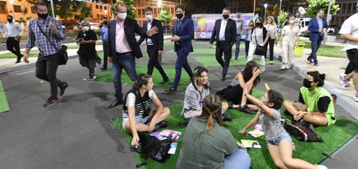 alt="el gobernador bordet y el ministro trotta caminan por plaza mansilla en Paraná"