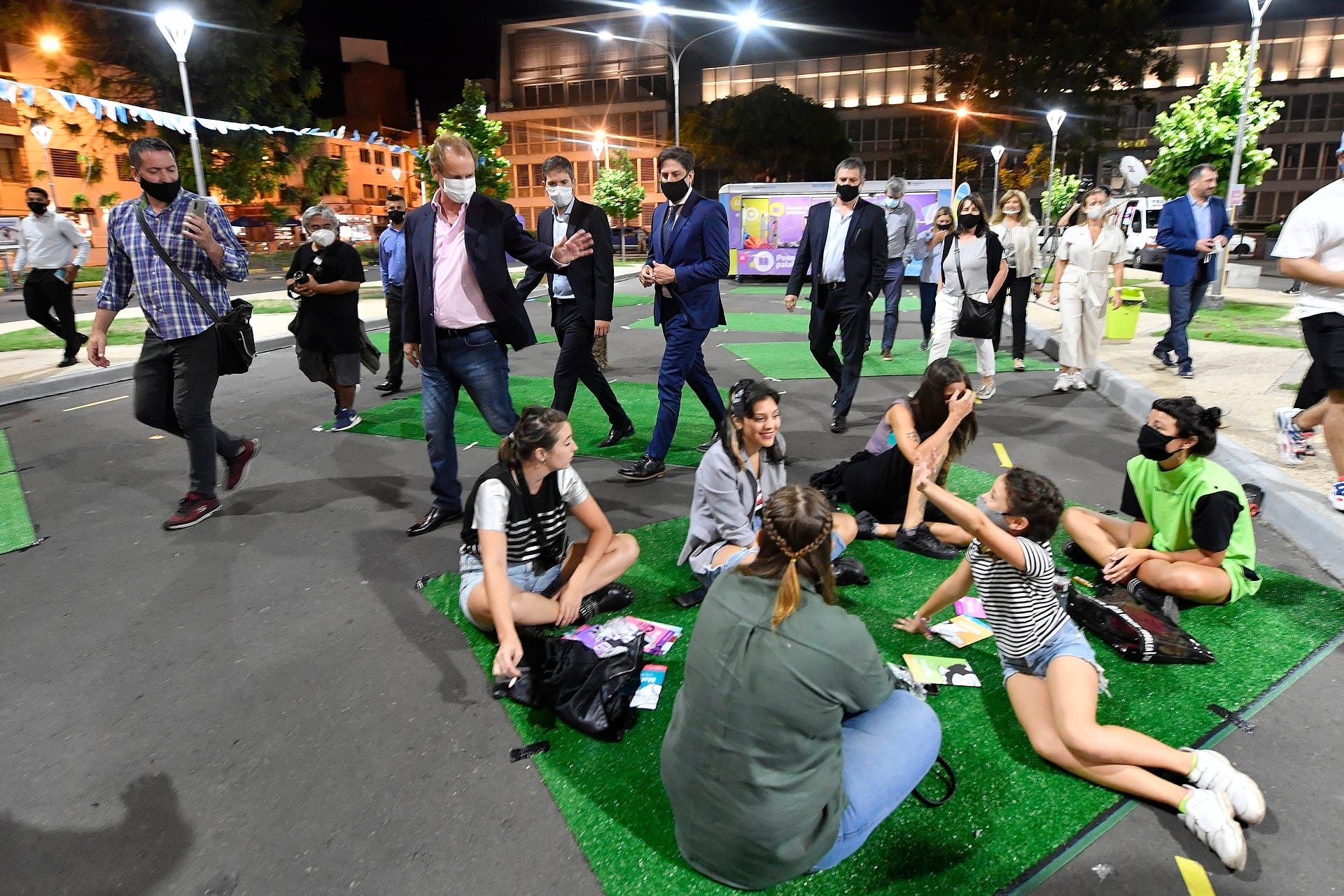 alt="el gobernador bordet y el ministro trotta caminan por plaza mansilla en Paraná"
