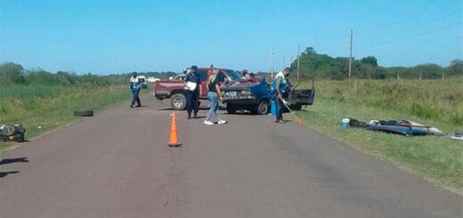 alt="camioneta y automóvil sobre la ruta, personal policial trabajando"