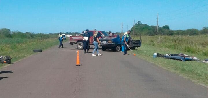 alt="camioneta y automóvil sobre la ruta, personal policial trabajando"
