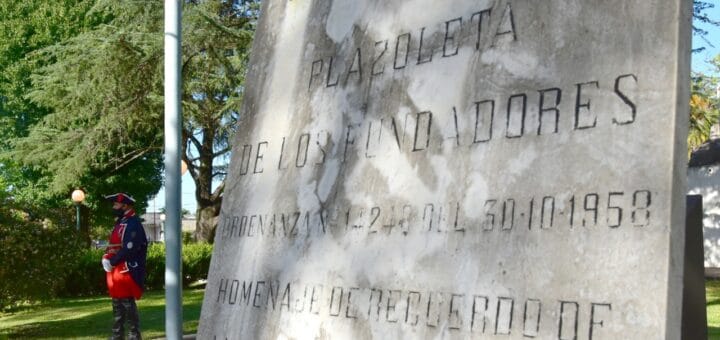 alt="en primerun plano, grabado en mármol en homenaje a los fundadores de Concordia"