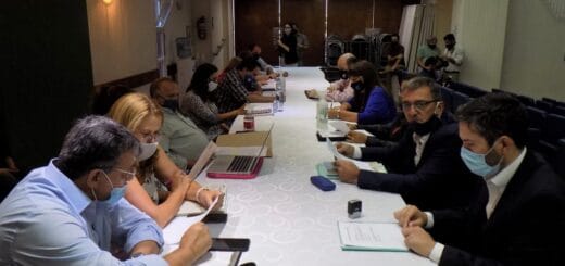 alt="representantes gremiales de AGMER reunidos con funcionarios del gobierno provincial"