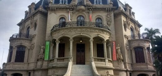 alt="fachada del Palacio Arruabarrena"