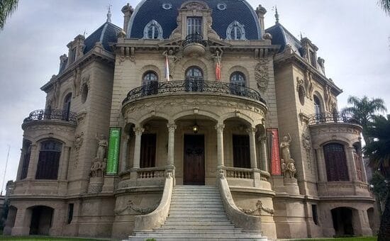 alt="fachada del Palacio Arruabarrena"