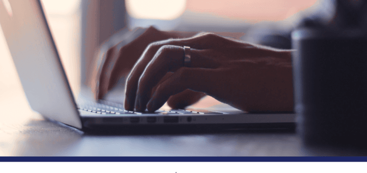 alt="mamos de un hombre sobre el teclado de un ordenador, publicidad de ATER"