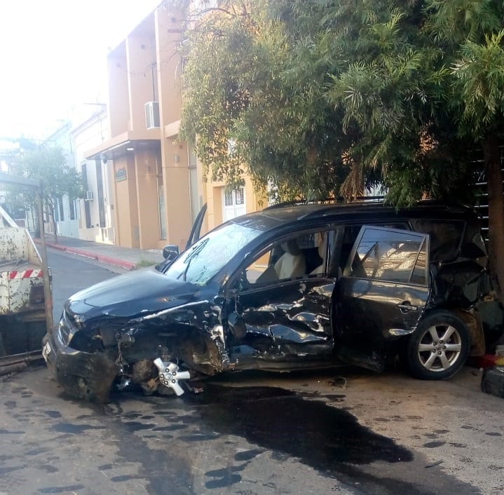 alt="camioneta chocada"