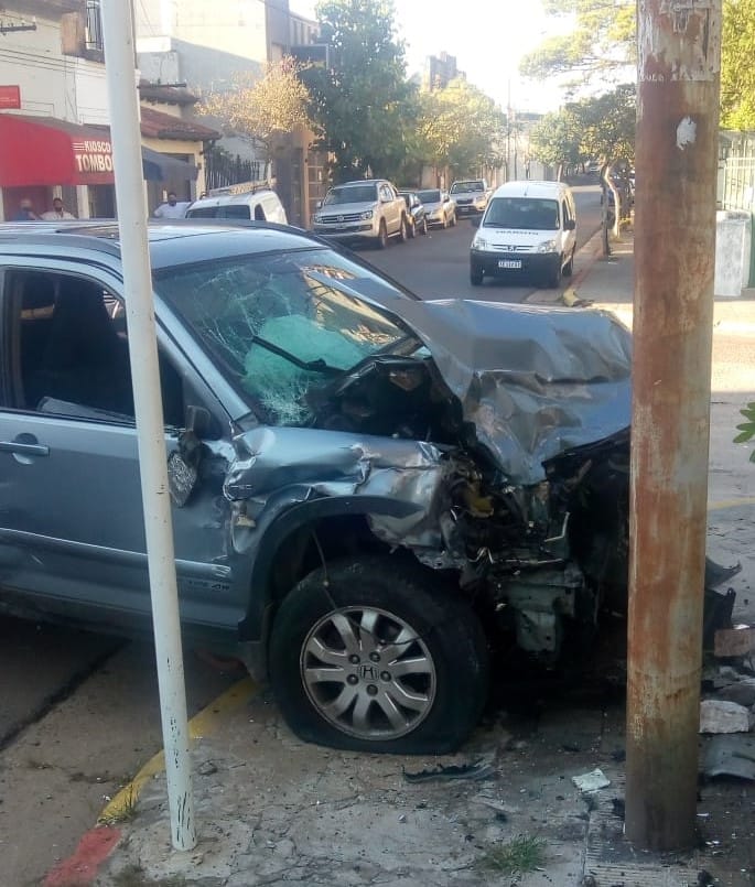 alt="camioneta estrellada contra un poste"