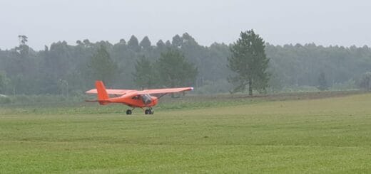 alt="avión decolando en pista de aterrizaje"