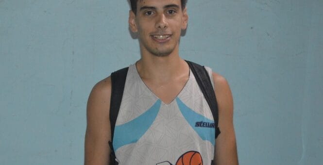 alt="el capitán del equipo del club atlético ferrocarril, ricardo truffa"