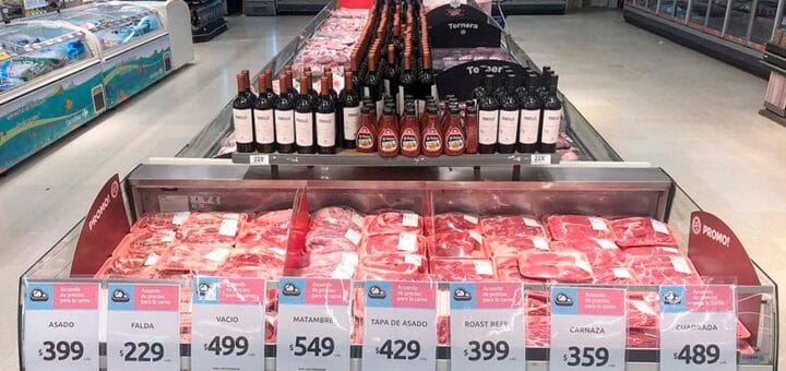 alt="cortes de carne vacuna en una exhibidora"