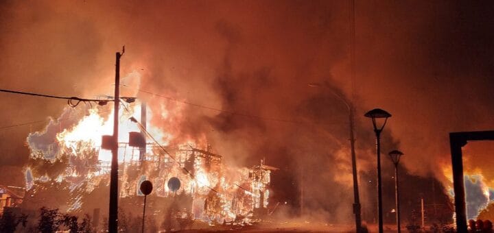 alt="incendio de edificios públicos en Chile"