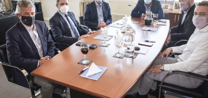 alt="en la imagen están el gobernador bordet, el senador kueider, el presidente del enacom y otras tres personas"