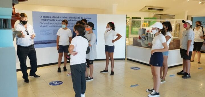 alt="varios alumnos reciben explicación de un guía en el museo de salto grande"