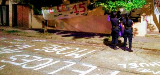 alt="dos policías mujeres, en la calle, mirando hacia una vivienda"
